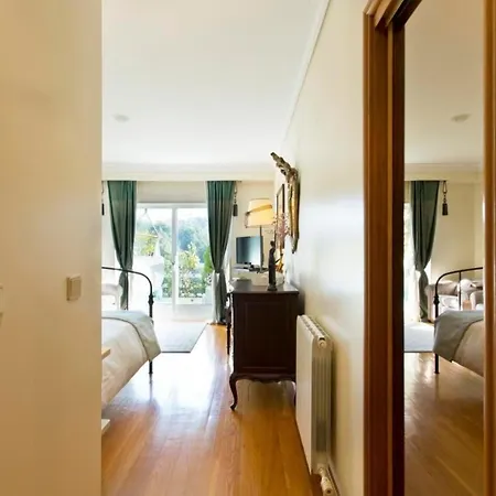 Geraeumiges Penthouse Am Meer Mit Zwei Pools Βίλα Νόβα ντε Γκάια